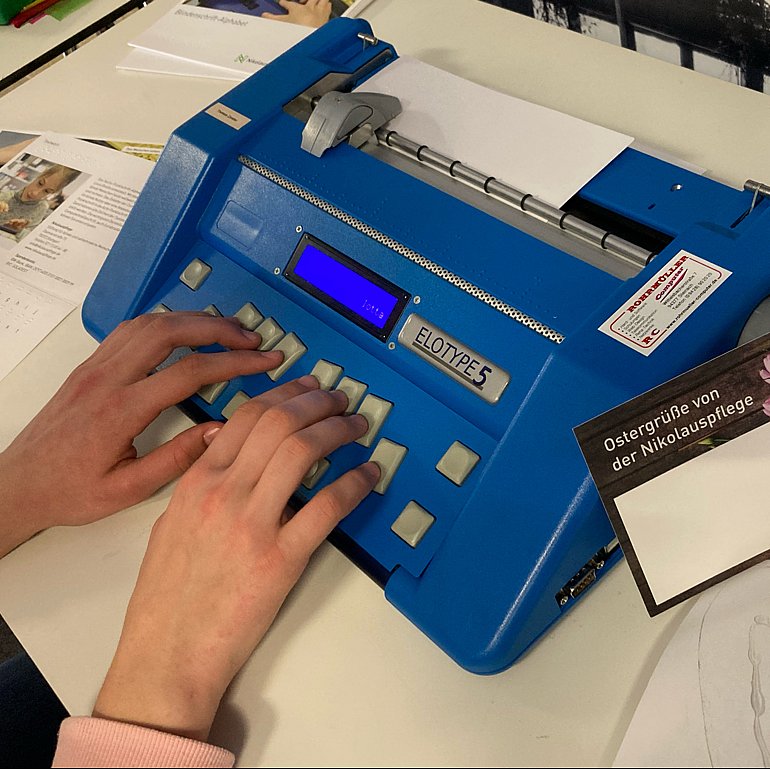 Eine Braille-Schreibmaschine
