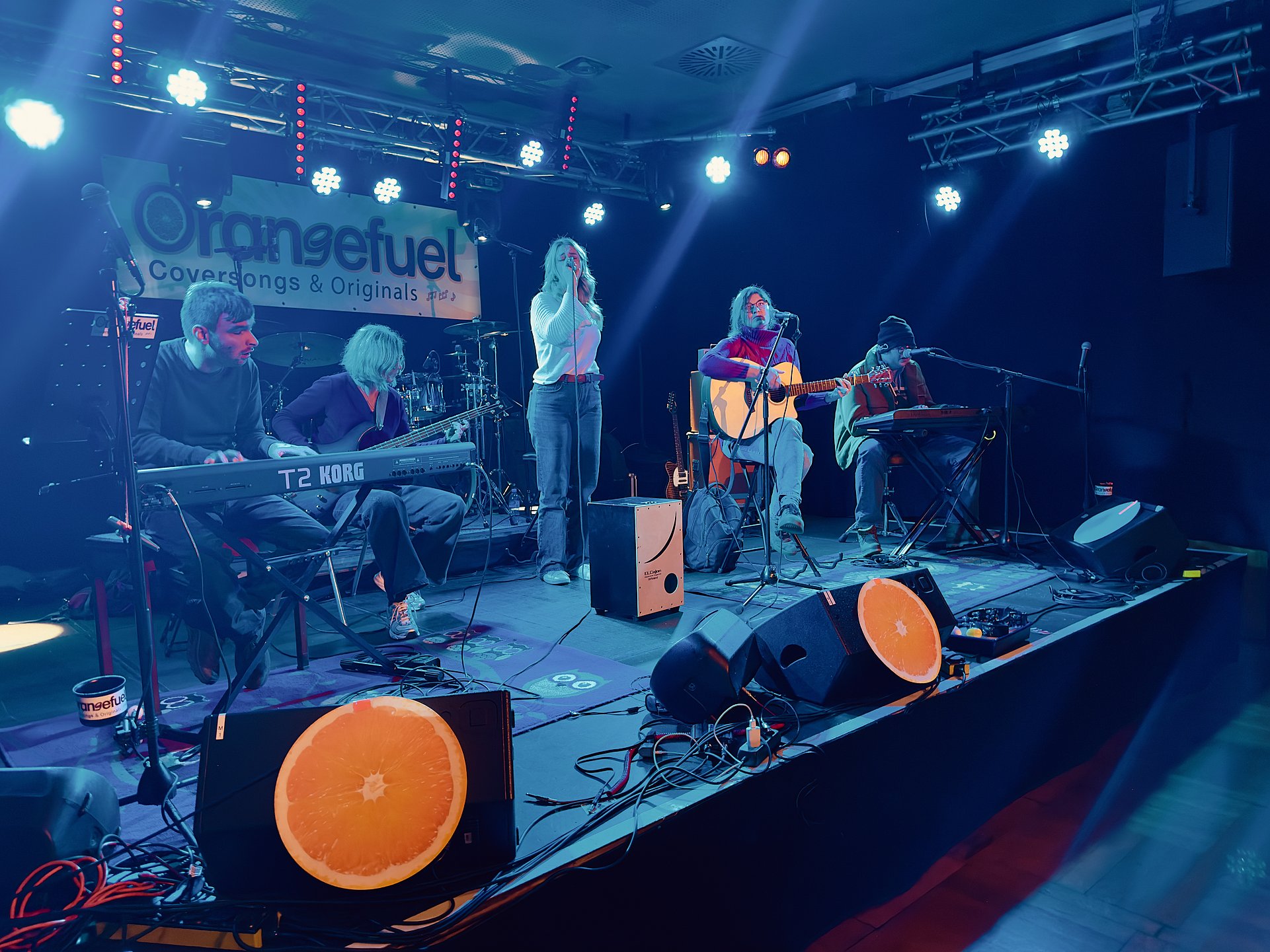 Eine Band spielt auf einer Bühne auf dem Pop united festival