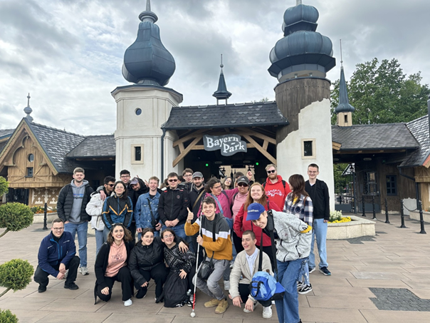 Eine Gruppe junger Menschen steht vor dem Eingang des Bayern Park