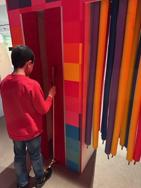 Ein Junge steht vor einer Installation in der Ausstellung.