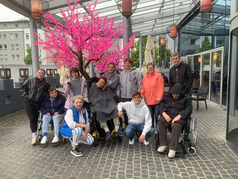 Gruppenfoto. Mitarbeitende der Nikolauspflege mit Klientinnen und Klienten vom Limeshof in Welzheimm