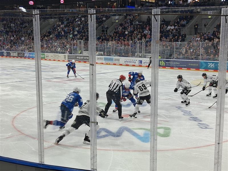 Eishockeyspiel in der SAP Arena. Spieler auf dem Eis